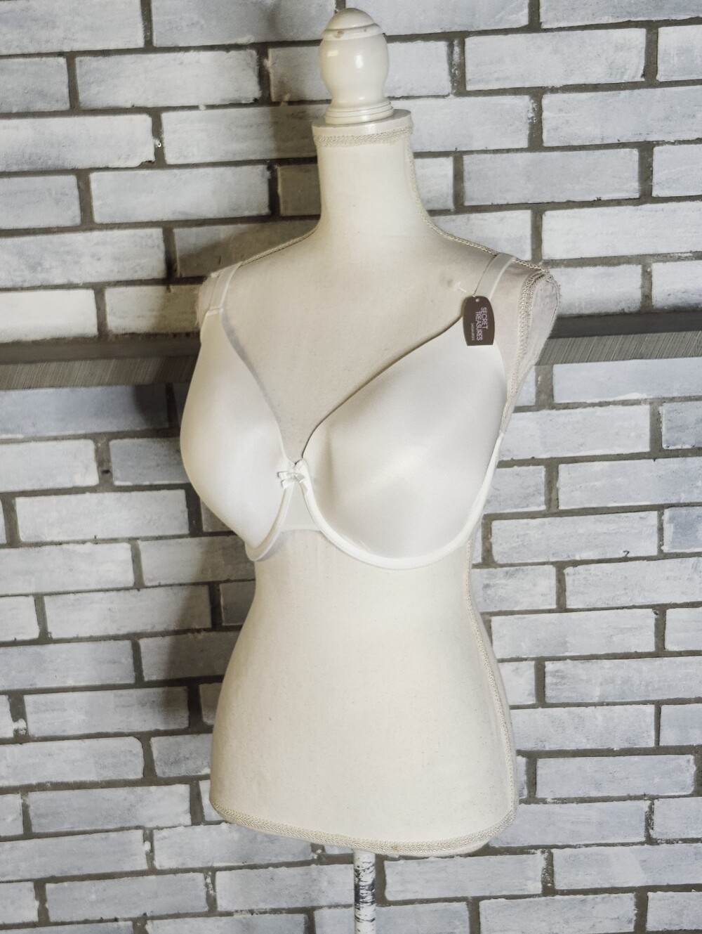 • Secret Treasures Womens Tailored T-Shirt Bra Size 38DDD White Underwire